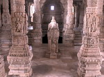 Interior de templo en Ranakpur. India.