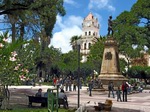 Plaza 25 de Mayo. Sucre. Con estatua de Sucre y Catedral