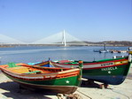 Barcas frente al puente de Portimao.