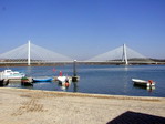 Barcas frente al puente de Portimao.