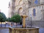Pórtico de la Catedral Nueva y fuente medieval - Plasencia (Cáceres)