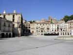 Plaza Mayor con palacio construído por Hernando Pizarro, con bello balcón esquinado - Trujillo