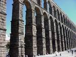Primer plano del acueducto de Segovia