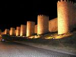 Vista nocturna de las murallas de Avila.