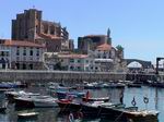 Puerto pesquero con Iglesia de Santa María y faro al fondo. Castro Urdiales