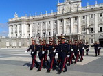 Relevo de la guardia en el Palacio Real. Madrid.