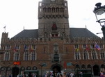 Museo y campanario en la Plaza del Mercado. Brujas. Bélgica.