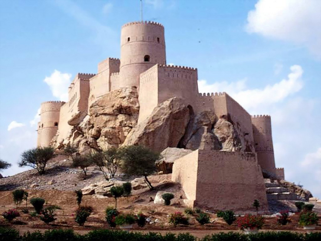 http://www.fotomusica.net/castillos/Fort-at-Jabrin,-Oman%5B1%5D.JPG