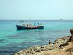 Barcos junto a la costa.