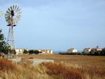 Molino de viento en el campo.