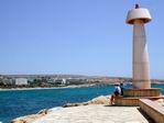 Faro en la costa de Chipre.