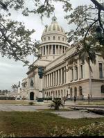 Jugando al beisbol ante el Capitolio de La Habana.