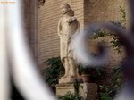 Imagen romana situada en el Jardín de la Parroquia de Santa Cruz