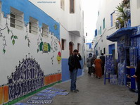 Artista exponiendo en la kasbah. Asilah.