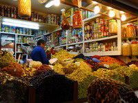 Tienda de aceitunas en la medina. Tánger.