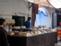 Puestos de pastelería en la medina. Tetuán.