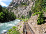 Tren entre las montañas.