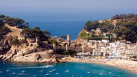 Playa y castillo de Tossa de Mar. Gerona.
