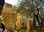 Estatua de Fernando III El Santo en la entrada al Alcázar