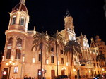 Vista nocturna del Ayuntamiento de Valencia.