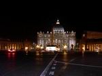 Vista nocturna de la Plaza de San Pedro.