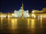 Vista nocturna de la Plaza de San Pedro.