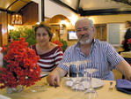 Victoria y Antonio cenando invitado por sus amigos leridanos