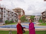 Pepi y Victoria en urbanización de Torrox