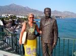 Karolain junto a estatua de Alfonso XII - Nerja