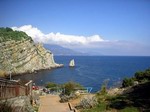 Costa de Crimea. Volcán Ayu Dag al fondo. Ucrania.