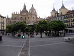 Plaza Mayor, Ayuntamiento y Catedral al fondo. Segovia.