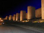 Vista nocturna de las murallas de Avila.