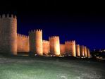 Vista nocturna de las murallas de Avila.