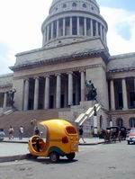 Cocotaxi ante el Capitolio. La Habana.