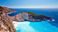 Acantilados y playa en Grecia.