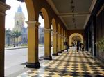 Plaza porticada en Lima.