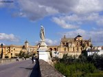 Imagen de San Rafael, patrón de la ciudad, sobre el puente romano